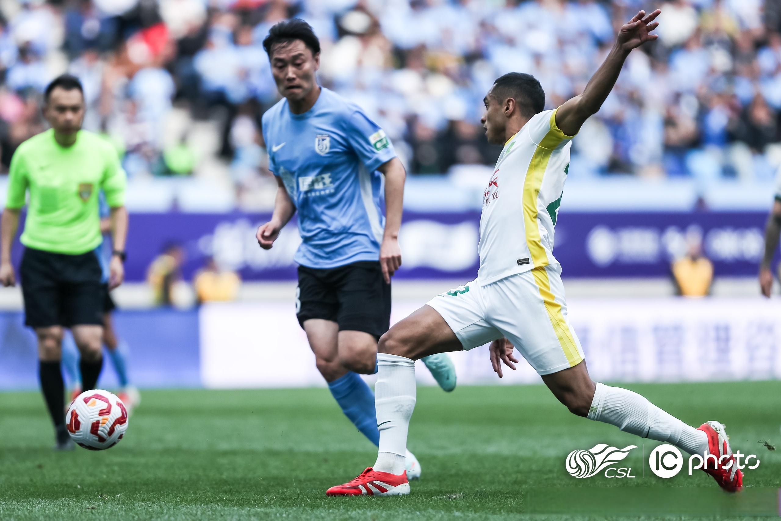 上海海港训练开放日，赛后队长鼓劲引欢呼，荷甲在即，临场指挥获称赞(上海海港足球俱乐部热身赛最新消息)