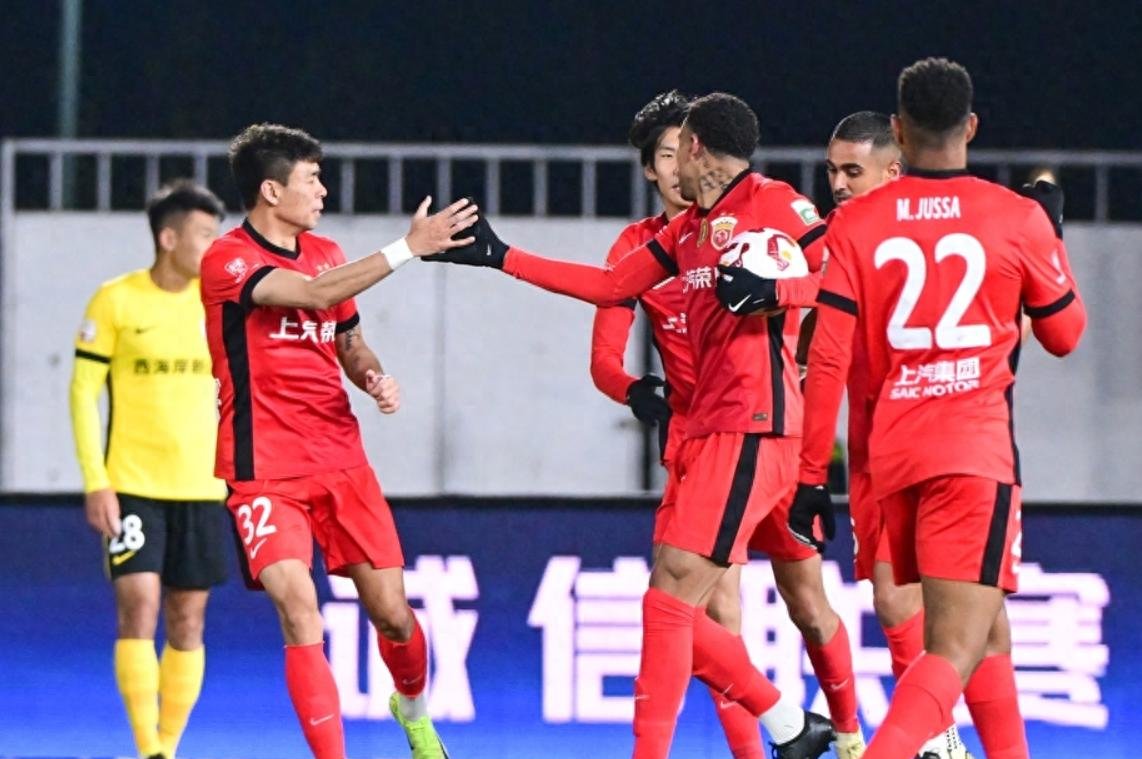 上海海港训练开放日，赛后队长鼓劲引欢呼，荷甲在即，临场指挥获称赞(上海海港足球俱乐部热身赛最新消息)
