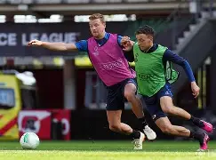 包含从那不勒斯围绕意大利杯官宣签约到西汉姆主帅复盘备战英超，巴特勒爆冷击败利物浦的词条